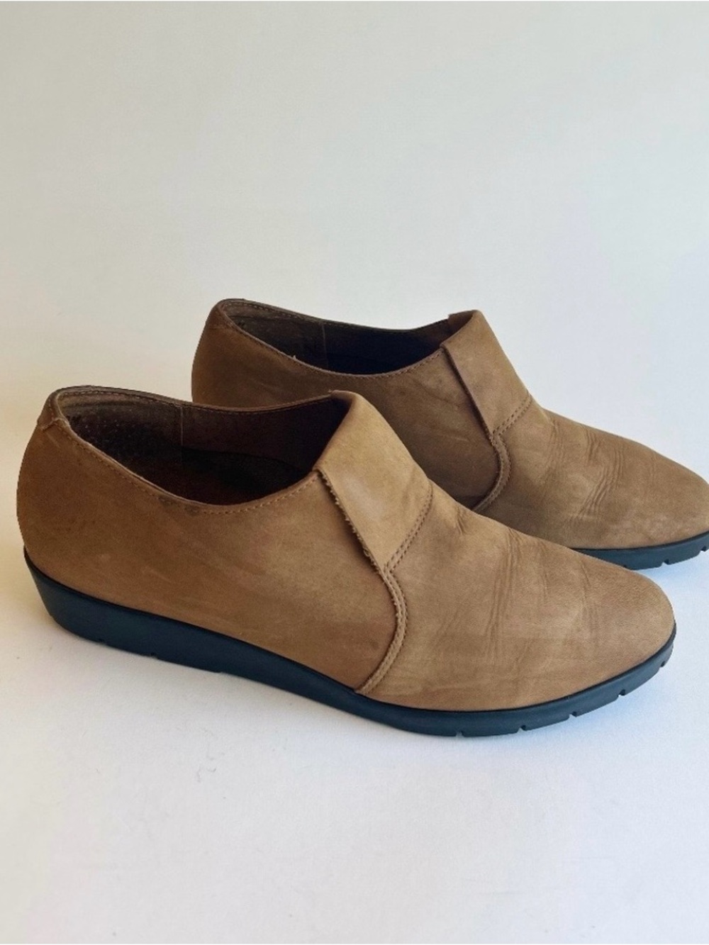 Clark’s Tan Genuine Leather Rubber Outsole Loafers size 9.